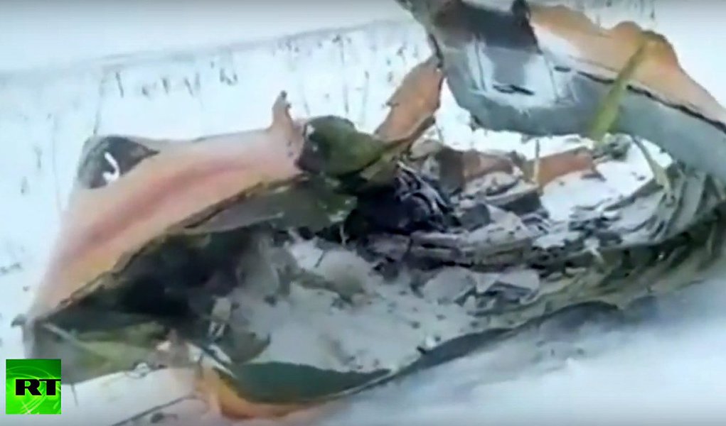 Um avião de passageiros caiu perto de Moscou, pouco depois de decolar neste domingo, matando todas as 71 pessoas a bordo e investigadores disseram que avaliavam todas as possíveis causas; a temperatura estava em torno de 5 graus Celsius negativos, com neve caindo periodicamente quando o avião AN-148 operado pela Saratov Airlines decolou rumo à cidade de Orsk, na região de Orenburg (Foto: Aquiles Lins) Um avião de passageiros caiu perto de Moscou, pouco depois de decolar neste domingo, matando todas as 71 pessoas a bordo e investigadores disseram que avaliavam todas as possíveis causas; a temperatura estava em torno de 5 graus Celsius negativos, com neve caindo periodicamente quando o avião AN-148 operado pela Saratov Airlines decolou rumo à cidade de Orsk, na região de Orenburg