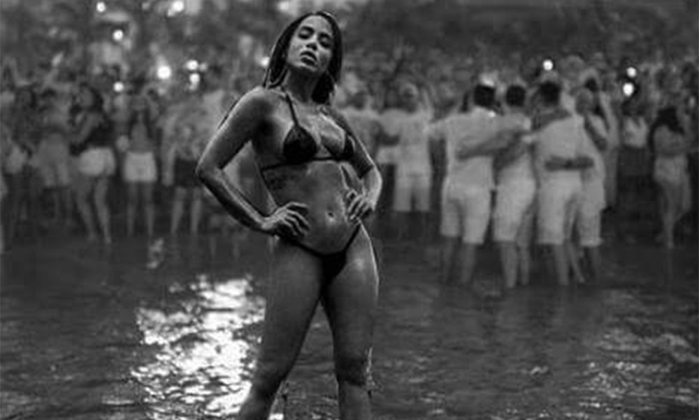 Com mil diabos, é só um garoto na praia deslumbrado com os fogos! A única coisa estranha naquela foto é que, por aquele ângulo, só aquele molecote parecia contemplativo no meio daquele desbunde alienado e midiota
(Foto: Lelê Teles)
Com mil diabos, é só um garoto na praia deslumbrado com os fogos! A única coisa estranha naquela foto é que, por aquele ângulo, só aquele molecote parecia contemplativo no meio daquele desbunde alienado e midiota