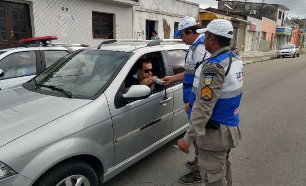 O Departamento Estadual de Trânsito de Alagoas (Detran/AL), por meio da Operação Lei Seca, intensificou a fiscalização em diversas cidades do Estado durante o carnaval; balanço revela que 47 condutores foram autuados e retirados de circulação por estarem conduzindo veículo sob a influência de álcool e oito pessoas foram presas em flagrante/ no total, 796 veículos foram abordados e seus condutores revistados, 823 pessoas foram submetidas ao teste de alcoolemia, 27 condutores fizeram a recusa ao etilômetro e 12 medidas administrativas foram registrada (Foto: Voney Malta) O Departamento Estadual de Trânsito de Alagoas (Detran/AL), por meio da Operação Lei Seca, intensificou a fiscalização em diversas cidades do Estado durante o carnaval; balanço revela que 47 condutores foram autuados e retirados de circulação por estarem conduzindo veículo sob a influência de álcool e oito pessoas foram presas em flagrante/ no total, 796 veículos foram abordados e seus condutores revistados, 823 pessoas foram submetidas ao teste de alcoolemia, 27 condutores fizeram a recusa ao etilômetro e 12 medidas administrativas foram registrada