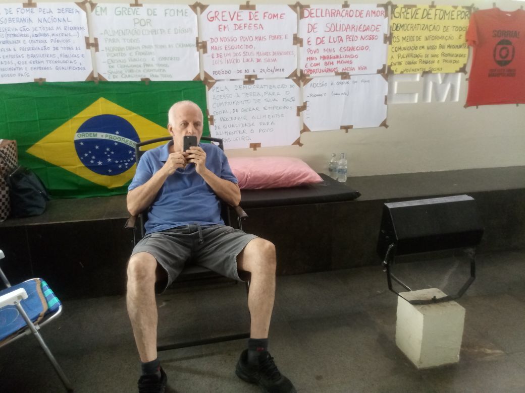 O economista carioca Richard Faulhab, que fez greve de fome em apoio ao ex-presidente Lula, diz que o Brasil, "com tantas riquezas minerais, e também humanas, não tem como não estar no centro das atenções e interesses destes muito poderosos, cujo maior objetivo é enriquecer cada vez mais, às custas de quem quer que seja"; "Quanto mais nos unirmos, como verdadeir@s irm@os, mais união e força teremos para conseguirmos nos contrapor a cada um dos desmontes e saques de nosso país" (Foto: Leonardo Lucena) O economista carioca Richard Faulhab, que fez greve de fome em apoio ao ex-presidente Lula, diz que o Brasil, "com tantas riquezas minerais, e também humanas, não tem como não estar no centro das atenções e interesses destes muito poderosos, cujo maior objetivo é enriquecer cada vez mais, às custas de quem quer que seja"; "Quanto mais nos unirmos, como verdadeir@s irm@os, mais união e força teremos para conseguirmos nos contrapor a cada um dos desmontes e saques de nosso país"