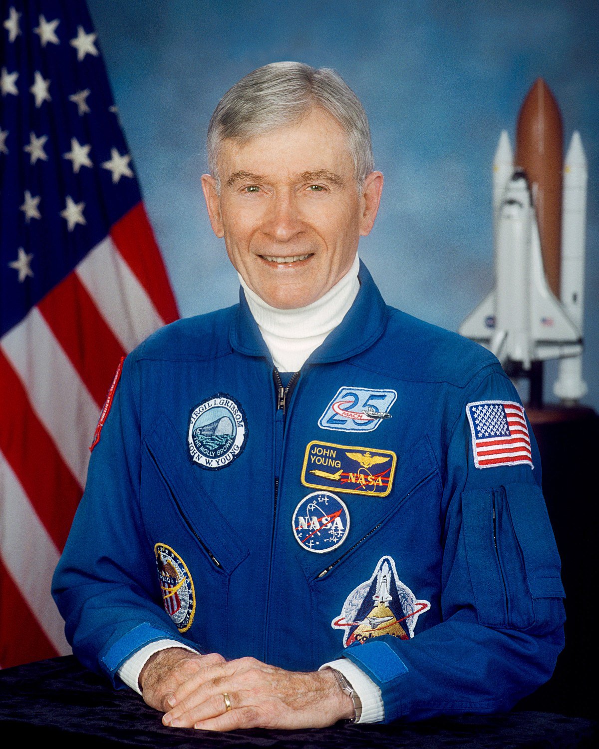 O astronauta norte-americano John Young, que caminhou na Lua em uma de suas seis missões no espaço, morreu aos 87 anos, disse a Nasa neste sábado; Young, ex-piloto de testes da Marinha norte-americana, se tornou em 1972 a nona pessoa, de 12, a pisar na lua; "Estamos tristes pela perda do astronauta John Young", disse a agência espacial norte-americana em comunicado no Twitter (Foto: Romulo Faro) O astronauta norte-americano John Young, que caminhou na Lua em uma de suas seis missões no espaço, morreu aos 87 anos, disse a Nasa neste sábado; Young, ex-piloto de testes da Marinha norte-americana, se tornou em 1972 a nona pessoa, de 12, a pisar na lua; "Estamos tristes pela perda do astronauta John Young", disse a agência espacial norte-americana em comunicado no Twitter