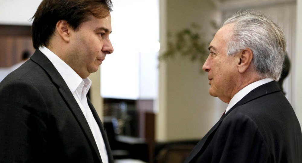 O presidente da Câmara dos Deputados, Rodrigo Maia, teria se irritado com as declarações recentes de Michel Temer em que aponta "ter feito sua parte" para que a reforma fosse aprovada; para Maia, ele estaria tentando transferir a culpa de uma possível derrota aos deputados; ele acredita que o governo gastou a maior parte de seu capital político tentando barrar denúncias contra Temer no ano passado (Foto: Romulo Faro) O presidente da Câmara dos Deputados, Rodrigo Maia, teria se irritado com as declarações recentes de Michel Temer em que aponta "ter feito sua parte" para que a reforma fosse aprovada; para Maia, ele estaria tentando transferir a culpa de uma possível derrota aos deputados; ele acredita que o governo gastou a maior parte de seu capital político tentando barrar denúncias contra Temer no ano passado