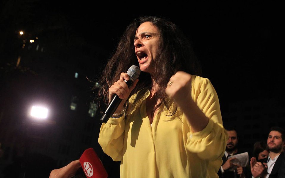 Pérola do dia: "No entanto, confesso que me incomoda muito ouvir algumas mentiras, como a de que outros países já legalizaram o tráfico de drogas", disse Janaína na rede social (Foto: Romulo Faro) Pérola do dia: "No entanto, confesso que me incomoda muito ouvir algumas mentiras, como a de que outros países já legalizaram o tráfico de drogas", disse Janaína na rede social