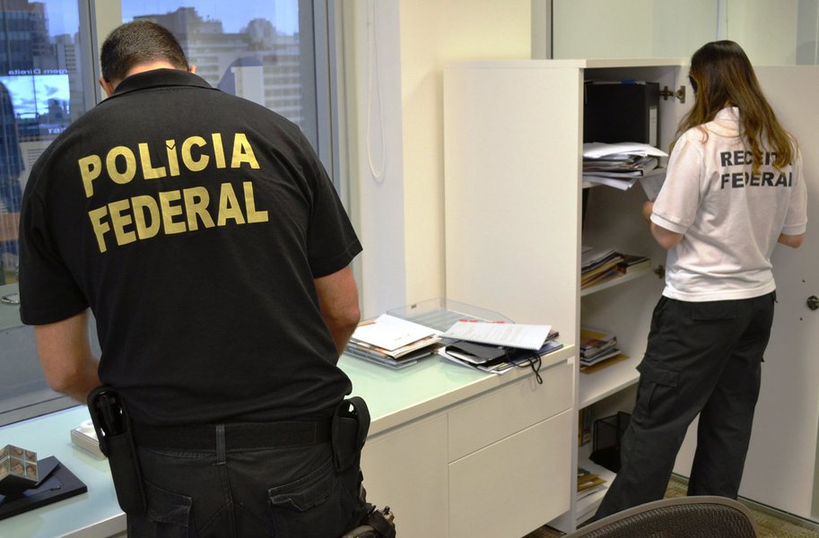 Uma Operação da Polícia Federal para investigar a atuação de uma suposta organização criminosa em um esquema de desvio de recursos previdenciários do Fundo Postalis, o Instituto de Seguridade Social dos Correios e Telégrafos, também atinge o estado de Alagoas; outros mandados judiciais estão sendo cumpridos em São Paulo, Rio de Janeiro e no Distrito Federal (Foto: Voney Malta) Uma Operação da Polícia Federal para investigar a atuação de uma suposta organização criminosa em um esquema de desvio de recursos previdenciários do Fundo Postalis, o Instituto de Seguridade Social dos Correios e Telégrafos, também atinge o estado de Alagoas; outros mandados judiciais estão sendo cumpridos em São Paulo, Rio de Janeiro e no Distrito Federal