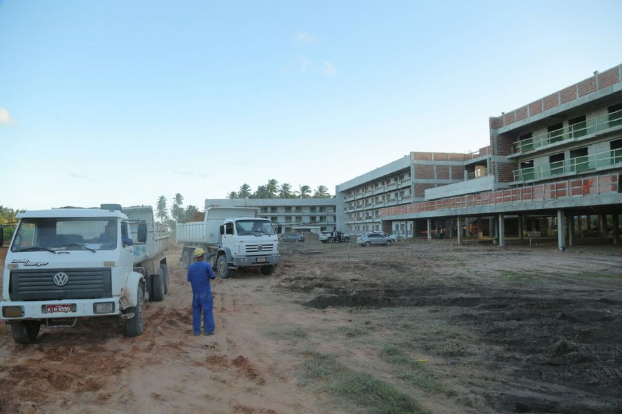 Levantamento realizado pela Secretaria de Estado do Desenvolvimento Econômico e Turismo (Sedetur) revela que, atualmente, 20 hotéis estão em construção ou ampliação em Alagoas; “Estamos contrariando o cenário do Nordeste com muito trabalho. Dos 20 hotéis em construção, somente um vai gerar 50 empregos diretos e 150 indiretos. Se pensarmos nesses números como uma média, teremos cerca de mil empregos diretos gerados pela hotelaria com essas inaugurações, um reflexo muito positivo de como a iniciativa privada está acreditando no nosso trabalho, investindo, gerando renda para os alagoanos”, diz o secretário de Estado do Desenvolvimento Econômico e Turismo, Rafael Brito (Foto: Voney Malta) Levantamento realizado pela Secretaria de Estado do Desenvolvimento Econômico e Turismo (Sedetur) revela que, atualmente, 20 hotéis estão em construção ou ampliação em Alagoas; “Estamos contrariando o cenário do Nordeste com muito trabalho. Dos 20 hotéis em construção, somente um vai gerar 50 empregos diretos e 150 indiretos. Se pensarmos nesses números como uma média, teremos cerca de mil empregos diretos gerados pela hotelaria com essas inaugurações, um reflexo muito positivo de como a iniciativa privada está acreditando no nosso trabalho, investindo, gerando renda para os alagoanos”, diz o secretário de Estado do Desenvolvimento Econômico e Turismo, Rafael Brito