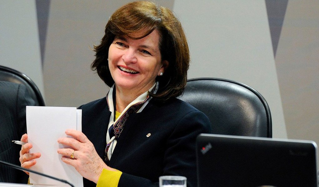 Revista Carta Capital traz uma matéria onde analisa o que é considerado por muitos como o perfil "tucano" da procuradora-geral da República, Raquel Dodge. Na matéria, assinada pelo jornalista André Barrocal, a avaliação é que apesar do inquérito que resultou na intimação para que Michel Temer responda em 15 dias uma série de perguntas da Polícia Federal e outras medidas contrárias aos interesses do Palácio do Planalto, ela possui um estreita ligação com muitos membros do PSDB, o que tem levantado críticas dentro da própria PGR, MP e até no STF (Foto: Paulo Emílio) Revista Carta Capital traz uma matéria onde analisa o que é considerado por muitos como o perfil "tucano" da procuradora-geral da República, Raquel Dodge. Na matéria, assinada pelo jornalista André Barrocal, a avaliação é que apesar do inquérito que resultou na intimação para que Michel Temer responda em 15 dias uma série de perguntas da Polícia Federal e outras medidas contrárias aos interesses do Palácio do Planalto, ela possui um estreita ligação com muitos membros do PSDB, o que tem levantado críticas dentro da própria PGR, MP e até no STF