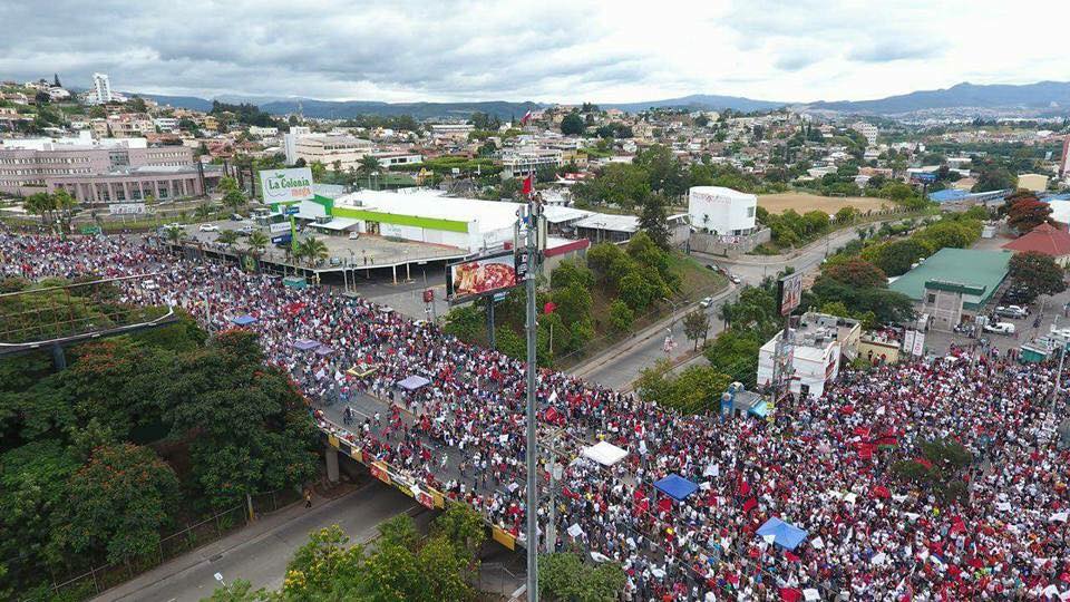A dinâmica da política hondurenha passa a um estágio do pós-golpe eleitoral que levou o presidente Juan Orlando Hernádez à homologação de um segundo mandato, inconstitucional por não existir reeleição, pelo Tribunal Supremo Eleitoral. O que certamente é maioria na população é a certeza de que no dia de 26 de novembro de 2017 houve uma grande fraude eleitoral (Foto: Túlio Ribeiro) A dinâmica da política hondurenha passa a um estágio do pós-golpe eleitoral que levou o presidente Juan Orlando Hernádez à homologação de um segundo mandato, inconstitucional por não existir reeleição, pelo Tribunal Supremo Eleitoral. O que certamente é maioria na população é a certeza de que no dia de 26 de novembro de 2017 houve uma grande fraude eleitoral