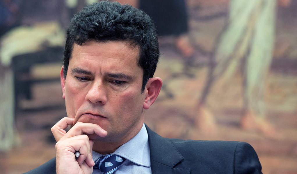 "Matéria do jornalista Mino Pedrosa publicada em primeira mão no site Quidnovi deu conta de decisão dessa magistrada que não apenas põe em xeque a decisão de Moro contra Lula no caso do 'tríplex' no Guarujá como, também, constitui uma crítica política a ele, mesmo que não tenha sido intencional – o que parece difícil", diz Eduardo Guimarães, do Blog da Cidadania; "Em despacho, a juíza da 2ª Vara do DF determinou a penhora do tríplex que Moro acusou Lula de ter recebido como propina" e "entendeu que o apartamento pertence à OAS"; assista ao vídeo
(Foto: Leonardo Lucena) "Matéria do jornalista Mino Pedrosa publicada em primeira mão no site Quidnovi deu conta de decisão dessa magistrada que não apenas põe em xeque a decisão de Moro contra Lula no caso do 'tríplex' no Guarujá como, também, constitui uma crítica política a ele, mesmo que não tenha sido intencional – o que parece difícil", diz Eduardo Guimarães, do Blog da Cidadania; "Em despacho, a juíza da 2ª Vara do DF determinou a penhora do tríplex que Moro acusou Lula de ter recebido como propina" e "entendeu que o apartamento pertence à OAS"; assista ao vídeo