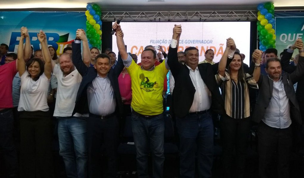O vice-governador do Maranhão, Carlos Brandão, filiou-se ao PRB durante um ato político bastante concorrido; também foi ratificado que o partido marchará ao lado do governador Flávio Dino (PCdoB) na disputa pela releição; “Brandão é um vice atuante e aliado leal, e o PRB é um partido importante no país e que ficará mais forte ainda com a entrada dele”, elogiou Dino (Foto: Voney Malta) O vice-governador do Maranhão, Carlos Brandão, filiou-se ao PRB durante um ato político bastante concorrido; também foi ratificado que o partido marchará ao lado do governador Flávio Dino (PCdoB) na disputa pela releição; “Brandão é um vice atuante e aliado leal, e o PRB é um partido importante no país e que ficará mais forte ainda com a entrada dele”, elogiou Dino