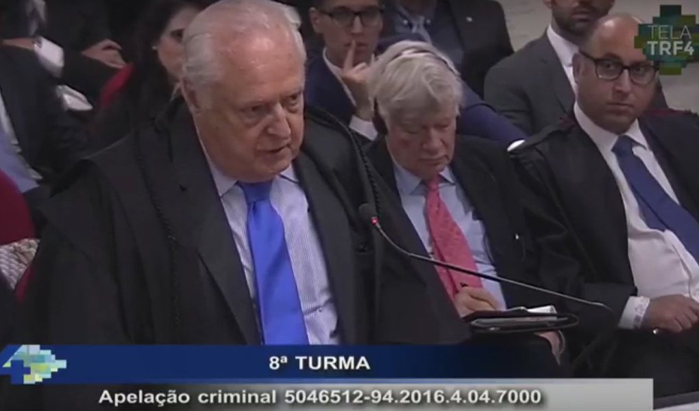 O advogado René Ariel Dotti, contratado pela Petrobras, que entregou o pré-sal, usou a tribuna para exaltar Pedro Parente, dizendo que ele não aceitou nomeações políticas, e pediu ampliação da condenação de Lula (Foto: Aquiles Lins) O advogado René Ariel Dotti, contratado pela Petrobras, que entregou o pré-sal, usou a tribuna para exaltar Pedro Parente, dizendo que ele não aceitou nomeações políticas, e pediu ampliação da condenação de Lula