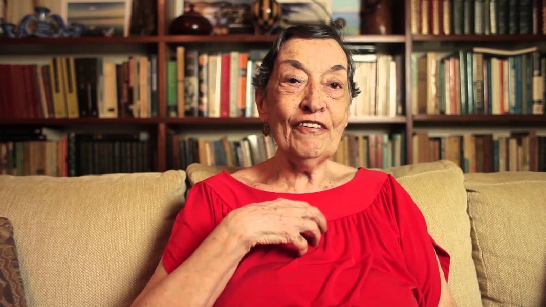 Para a economista e professora da UFRJ, Maria da Conceição Tavares, o Brasil vive sua maior crise política, social e econômica; de acordo com Tavares, a crise é resultado de uma "simbiose de interesses de uma classe política degradada e de uma elite egocêntrica, sem qualquer compromisso com um projeto de reconstrução nacional" e que só será superada com a restauração do papel do Estado na economia e na formulação de políticas (Foto: Charles Nisz) Para a economista e professora da UFRJ, Maria da Conceição Tavares, o Brasil vive sua maior crise política, social e econômica; de acordo com Tavares, a crise é resultado de uma "simbiose de interesses de uma classe política degradada e de uma elite egocêntrica, sem qualquer compromisso com um projeto de reconstrução nacional" e que só será superada com a restauração do papel do Estado na economia e na formulação de políticas