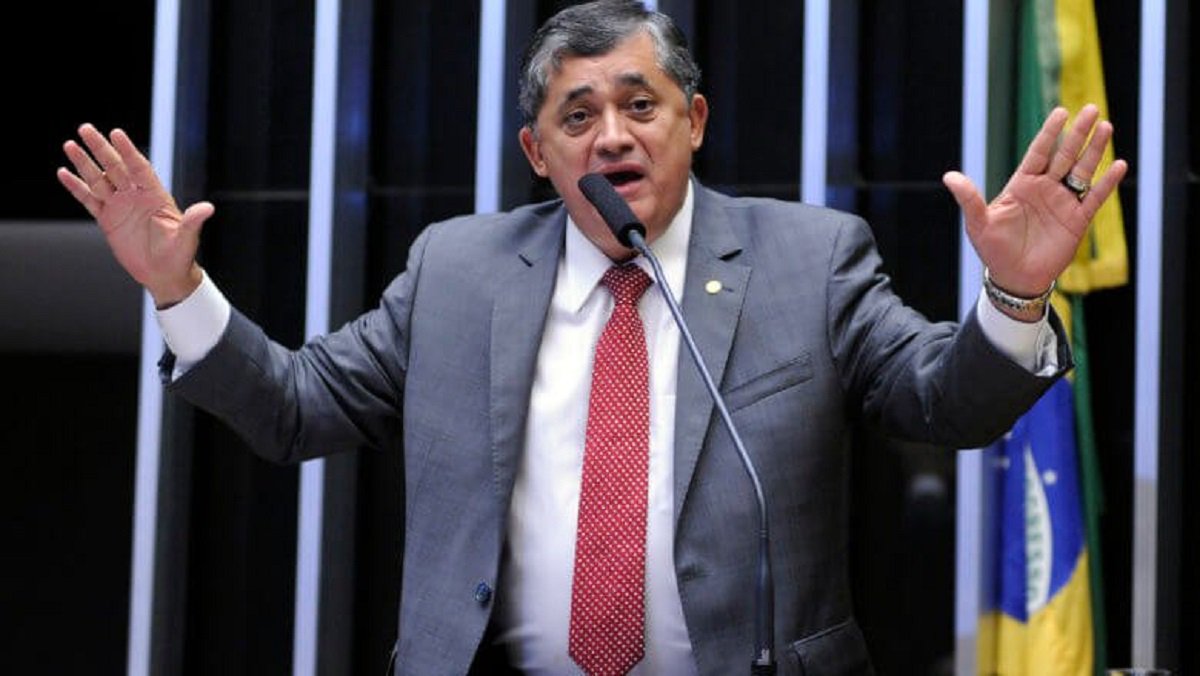O deputado federal José Guimarães (PT-CE), líder da minoria na Câmara Federal, disse que a oposição está unida para barrar a proposta do Governo Temer de privatizar a Eletrobras. "Nós não vamos aceitar essa pauta econômica que é uma só, vender a Eletrobras. Nós não vamos aceitar. Vamos declarar guerra a essa privatização". Para o parlamentar, nenhum País sério vende seus ativos estratégicos - gás, petróleo e energia (Foto: Fatima 247) O deputado federal José Guimarães (PT-CE), líder da minoria na Câmara Federal, disse que a oposição está unida para barrar a proposta do Governo Temer de privatizar a Eletrobras. "Nós não vamos aceitar essa pauta econômica que é uma só, vender a Eletrobras. Nós não vamos aceitar. Vamos declarar guerra a essa privatização". Para o parlamentar, nenhum País sério vende seus ativos estratégicos - gás, petróleo e energia