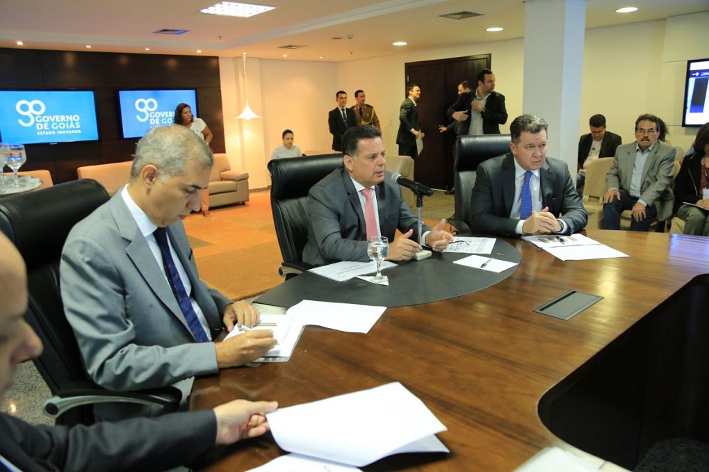 Ao apresentar, na segunda-feira, balanço fiscal de 2017, o governador Marconi Perillo destacou que, graças a uma gestão eficiente, o Governo de Goiás conseguiu melhorar suas contas públicas e alcançar números altamente positivos, cumprindo metas da Secretaria do Tesouro Nacional (STN) e superando expectativas, com superávit; “Os números fiscais são alvissareiros e mostram que em Goiás se tem planejamento”; relação entre a Dívida Consolidada Líquida (DCL) e Receita Corrente Líquida (RCL) foi a menor dos últimos 20 anos, de 0,92; de acordo com a resolução do Senado Federal, o limite percentual para os estados e o Distrito Federal é inferior a 2% (Foto: José Barbacena) Ao apresentar, na segunda-feira, balanço fiscal de 2017, o governador Marconi Perillo destacou que, graças a uma gestão eficiente, o Governo de Goiás conseguiu melhorar suas contas públicas e alcançar números altamente positivos, cumprindo metas da Secretaria do Tesouro Nacional (STN) e superando expectativas, com superávit; “Os números fiscais são alvissareiros e mostram que em Goiás se tem planejamento”; relação entre a Dívida Consolidada Líquida (DCL) e Receita Corrente Líquida (RCL) foi a menor dos últimos 20 anos, de 0,92; de acordo com a resolução do Senado Federal, o limite percentual para os estados e o Distrito Federal é inferior a 2%