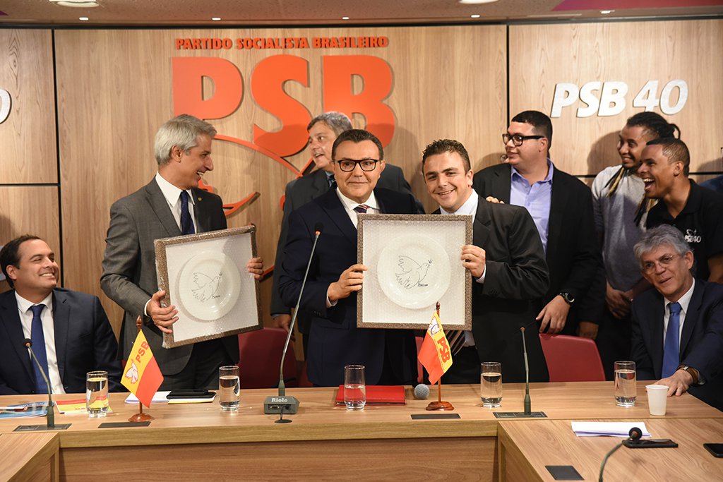 Os deputados federais Alessandro Molon (RJ) e Aliel Machado (PR) assinaram ficha de filiação ao PSB, em ato que reuniu governadores, parlamentares e representantes de segmentos sociais, na sede nacional do partido, em Brasília; “Nesses 70 anos do partido, recebemos dois grandes presentes que nos animam a sonhar juntos com dias diferentes e melhores para o nosso país”, afirmou o presidente nacional do PSB, Carlos Siqueira; mas não custa lembrar: PSB apoiou o golpe, enquanto MP e perícia do Senado inocentaram Dilma (Foto: Leonardo Lucena) Os deputados federais Alessandro Molon (RJ) e Aliel Machado (PR) assinaram ficha de filiação ao PSB, em ato que reuniu governadores, parlamentares e representantes de segmentos sociais, na sede nacional do partido, em Brasília; “Nesses 70 anos do partido, recebemos dois grandes presentes que nos animam a sonhar juntos com dias diferentes e melhores para o nosso país”, afirmou o presidente nacional do PSB, Carlos Siqueira; mas não custa lembrar: PSB apoiou o golpe, enquanto MP e perícia do Senado inocentaram Dilma