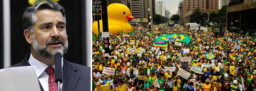 Em meio à onda de febre amarela que se espalha pelo País, o líder do PT na Câmara dos Deputados, Paulo Pimenta (RS), fez uma brincadeira dizendo que "a febre Verde Amarela levou milhares de paneleiros as ruas para protestar contra Dilma e colocar a quadrilha do Jaburu no poder"; "Sintomas: Fixação no PT, muitas horas por dia assistindo Rede Globo, idolatrar Aécio, Moro e os Golden Boys e perder a noção do ridículo com frequência", afirmou (Foto: Leonardo Lucena) Em meio à onda de febre amarela que se espalha pelo País, o líder do PT na Câmara dos Deputados, Paulo Pimenta (RS), fez uma brincadeira dizendo que "a febre Verde Amarela levou milhares de paneleiros as ruas para protestar contra Dilma e colocar a quadrilha do Jaburu no poder"; "Sintomas: Fixação no PT, muitas horas por dia assistindo Rede Globo, idolatrar Aécio, Moro e os Golden Boys e perder a noção do ridículo com frequência", afirmou