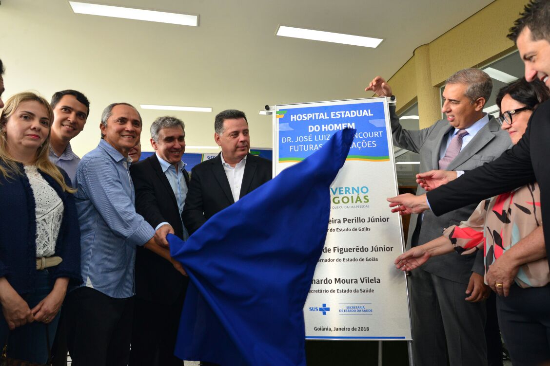 Governador Marconi Perillo afirmou, na manhã desta terça-feira, 16, ao inaugurar a Residência Assistencial Santa Marta e ao lançar a pedra fundamental dos hospitais do Idoso e do Homem, que se sente recompensado pelo que seus governos produziram na Saúde e pelo legado que eles deixam na área social em Goiás; “O governo do Estado recebe os problemas e os transforma em soluções. Não ajudamos só os hospitais estaduais, mas acolhemos municipais e as Santas Casas”, afirmou; Marconi lembrou que durante todo o tempo em que foi governador destinou recursos à Santa Casa de Anápolis, que hoje recebe R$ 500 mil mensalmente (Foto: José Barbacena) Governador Marconi Perillo afirmou, na manhã desta terça-feira, 16, ao inaugurar a Residência Assistencial Santa Marta e ao lançar a pedra fundamental dos hospitais do Idoso e do Homem, que se sente recompensado pelo que seus governos produziram na Saúde e pelo legado que eles deixam na área social em Goiás; “O governo do Estado recebe os problemas e os transforma em soluções. Não ajudamos só os hospitais estaduais, mas acolhemos municipais e as Santas Casas”, afirmou; Marconi lembrou que durante todo o tempo em que foi governador destinou recursos à Santa Casa de Anápolis, que hoje recebe R$ 500 mil mensalmente