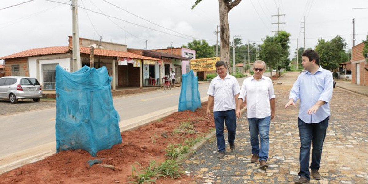 A zona Sudeste de Teresina está recebendo um investimento de aproximadamente R$ 2 milhões em obras de pavimentação somente pelo Orçamento Popular; ao todo, cerca de 40 ruas receberão calçamento, em obras coordenadas e fiscalizadas pela Superintendência de Desenvolvimento Urbano Sudeste. (Foto: Charles Nisz) A zona Sudeste de Teresina está recebendo um investimento de aproximadamente R$ 2 milhões em obras de pavimentação somente pelo Orçamento Popular; ao todo, cerca de 40 ruas receberão calçamento, em obras coordenadas e fiscalizadas pela Superintendência de Desenvolvimento Urbano Sudeste.