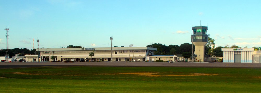 Um homem foi preso no início da manhã deste domingo (14) dentro de um avião da Latam, no Aeroporto Petrônio Portella, em Teresina, acusado de homofobia; de acordo com testemunha que estava no avião, a confusão teria ocorrido por que um homem agrediu com palavras e destratou um comissário de bordo da Latam (Foto: Charles Nisz) Um homem foi preso no início da manhã deste domingo (14) dentro de um avião da Latam, no Aeroporto Petrônio Portella, em Teresina, acusado de homofobia; de acordo com testemunha que estava no avião, a confusão teria ocorrido por que um homem agrediu com palavras e destratou um comissário de bordo da Latam