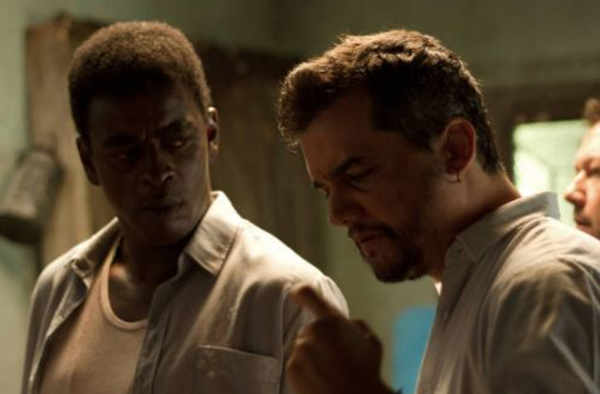 Dirigido por Wagner Moura, o filme abordará a trajetória do guerrilheiro urbano que se tornou um dos principais expoentes de resistência contra a ditadura militar; logo no início das gravações, o diretor Wagner Moura se deparou com ameaças de direitistas nas redes sociais, que prometiam invadir o set de gravações – o que não ocorreu, de acordo com o ator, graças ao apoio de 15 jovens de uma frente antifascista, que garantiram a segurança da equipe (Foto: Charles Nisz) Dirigido por Wagner Moura, o filme abordará a trajetória do guerrilheiro urbano que se tornou um dos principais expoentes de resistência contra a ditadura militar; logo no início das gravações, o diretor Wagner Moura se deparou com ameaças de direitistas nas redes sociais, que prometiam invadir o set de gravações – o que não ocorreu, de acordo com o ator, graças ao apoio de 15 jovens de uma frente antifascista, que garantiram a segurança da equipe