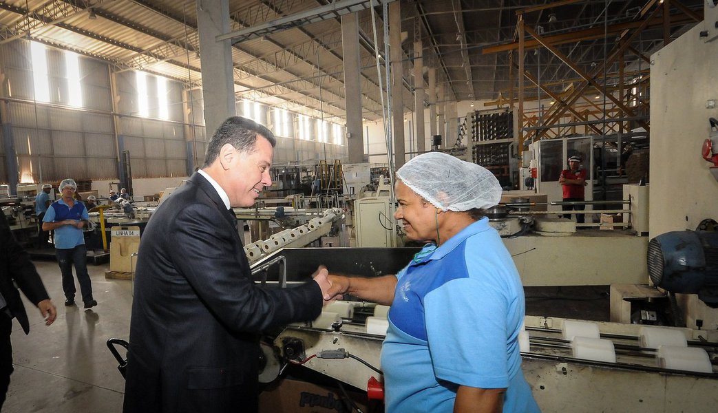 A indústria goiana cresceu 17% de novembro de 2016 a novembro de 2017, e apresentou o maior crescimento dentre 15 estados avaliados; o dado consta na Pesquisa Industrial Mensal – Produção Física Regional, do IBGE; Goiás saiu à frente com índice de crescimento de 17%, e o Estado do Pará se destacou em segundo lugar, com aumento industrial de 10,7%; somente no mês de dezembro do ano passado, o governador Marconi assinou protocolo de intenções com representantes de 22 empresas que vão se instalar em Goiás ao longo de 2018; juntas, elas investirão R$ 800 milhões no Estado, e gerarão nove mil novas vagas de emprego (Foto: José Barbacena) A indústria goiana cresceu 17% de novembro de 2016 a novembro de 2017, e apresentou o maior crescimento dentre 15 estados avaliados; o dado consta na Pesquisa Industrial Mensal – Produção Física Regional, do IBGE; Goiás saiu à frente com índice de crescimento de 17%, e o Estado do Pará se destacou em segundo lugar, com aumento industrial de 10,7%; somente no mês de dezembro do ano passado, o governador Marconi assinou protocolo de intenções com representantes de 22 empresas que vão se instalar em Goiás ao longo de 2018; juntas, elas investirão R$ 800 milhões no Estado, e gerarão nove mil novas vagas de emprego