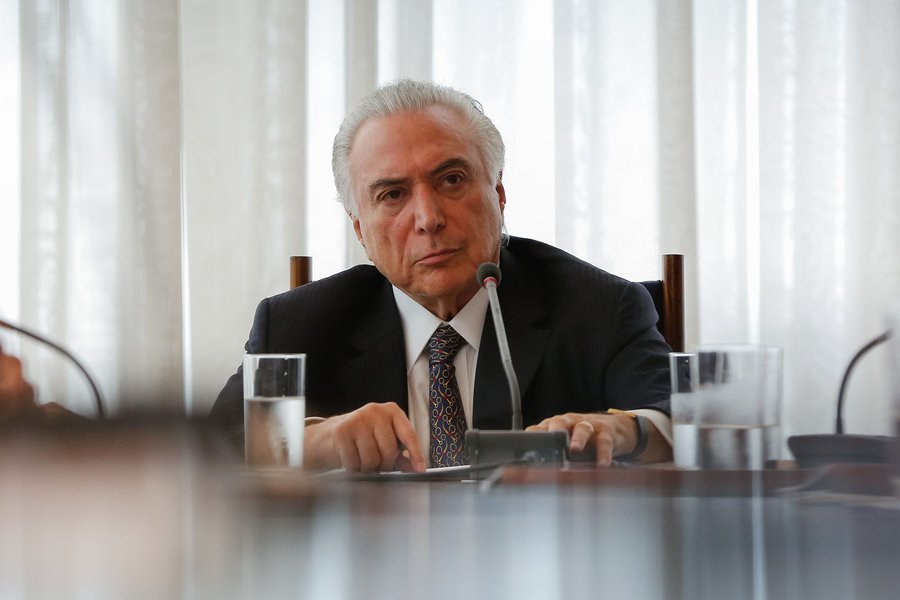 Temer, afinal, já deu mostras de que sabe usar muito bem o poder, sem qualquer escrúpulo, não sendo de todo impossível que vislumbre a possibilidade de destruir o que resta da Constituição para implantar um regime de exceção (Foto: Ribamar Fonseca) Temer, afinal, já deu mostras de que sabe usar muito bem o poder, sem qualquer escrúpulo, não sendo de todo impossível que vislumbre a possibilidade de destruir o que resta da Constituição para implantar um regime de exceção