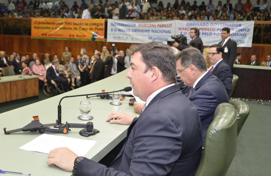 A Assembleia Legislativa voltou a ser o grande palco político de Goiás; prova disso foi a eletrizante sessão desta quinta-feira, que marcou a abertura do ano legislativo; no plenário lotado do Palácio Alfredo Nasser, situação e oposição travaram o primeiro duelo das eleições de 2018, num acalorado bate-rebate entre o governador Marconi Perillo (PSDB) e o líder da oposição, deputado José Nelto (MDB) (Foto: José Barbacena) A Assembleia Legislativa voltou a ser o grande palco político de Goiás; prova disso foi a eletrizante sessão desta quinta-feira, que marcou a abertura do ano legislativo; no plenário lotado do Palácio Alfredo Nasser, situação e oposição travaram o primeiro duelo das eleições de 2018, num acalorado bate-rebate entre o governador Marconi Perillo (PSDB) e o líder da oposição, deputado José Nelto (MDB)