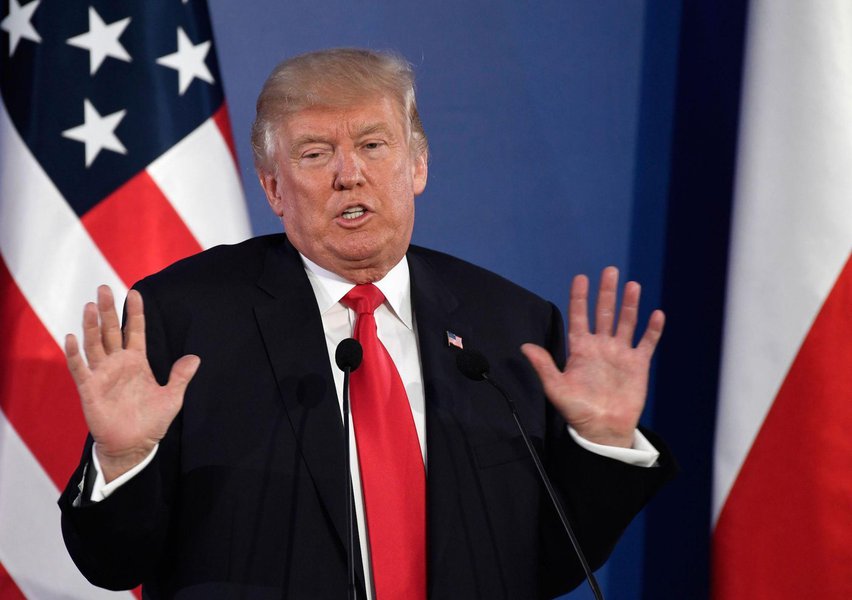 Uma análise das 30 mil primeiras palavras do presidente desde a eleição mostra que o presidente dos Estados Unidos, Donald Trump, 'fala em um nível um terço menor que qualquer outro presidente desde 1929', num grau de leitura equivalente ao de uma criança na 7ª série; "Comparado aos 14 presidentes que o precederam, sob qualquer ponto de vista o uso de palavras do presidente Trump é muito menos diverso e mais simples", disse Bill Frischling, CEO da Facta.se (Foto: Romulo Faro) Uma análise das 30 mil primeiras palavras do presidente desde a eleição mostra que o presidente dos Estados Unidos, Donald Trump, 'fala em um nível um terço menor que qualquer outro presidente desde 1929', num grau de leitura equivalente ao de uma criança na 7ª série; "Comparado aos 14 presidentes que o precederam, sob qualquer ponto de vista o uso de palavras do presidente Trump é muito menos diverso e mais simples", disse Bill Frischling, CEO da Facta.se