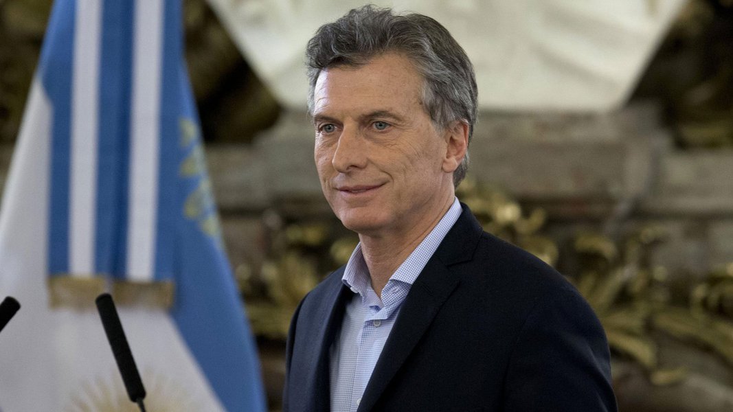 O governo de Mauricio Macri, na Argentina, tomou mais duas medidas consideradas de austeridade econômica nesta segunda-feira (29); funcionários públicos do poder executivo não receberão aumento salarial neste ano, assim como um em cada quatro cargos de indicação política serão eliminados; “A austeridade tem que ser parte da política”, afirmou o presidente (Foto: Luis Mauro Queiroz) O governo de Mauricio Macri, na Argentina, tomou mais duas medidas consideradas de austeridade econômica nesta segunda-feira (29); funcionários públicos do poder executivo não receberão aumento salarial neste ano, assim como um em cada quatro cargos de indicação política serão eliminados; “A austeridade tem que ser parte da política”, afirmou o presidente