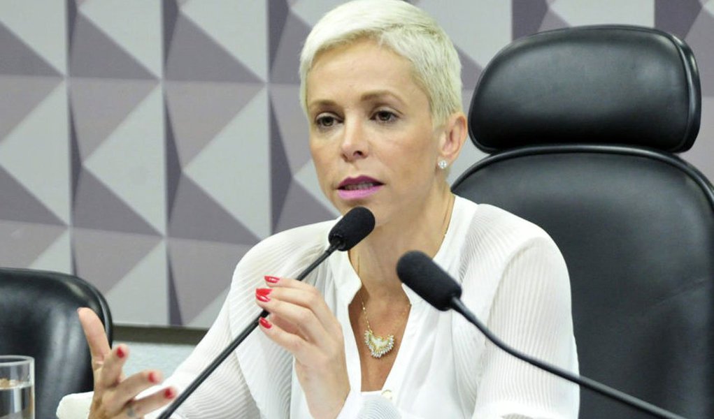 Defesa da deputada federal Cristiane Brasil (PTB-RJ) entrou nesta quarta-feira (10) com novo recurso no Tribunal Regional Federal da 2ª Região (TRF-2) para reverter a decisão que barrou a posse dela no cargo de ministra do Trabalho; na véspera, o vice-presidente do TRF-2, Guilherme Couto de Castro, havia negado pedido do governo para derrubar uma liminar que suspendera a posse de Cristiane no ministério; Advocacia-Geral da União (AGU) também prepara um recurso que deve ser apresentado nesta quarta ao STF para garantir a posse da nova ministra (Foto: Paulo Emílio) Defesa da deputada federal Cristiane Brasil (PTB-RJ) entrou nesta quarta-feira (10) com novo recurso no Tribunal Regional Federal da 2ª Região (TRF-2) para reverter a decisão que barrou a posse dela no cargo de ministra do Trabalho; na véspera, o vice-presidente do TRF-2, Guilherme Couto de Castro, havia negado pedido do governo para derrubar uma liminar que suspendera a posse de Cristiane no ministério; Advocacia-Geral da União (AGU) também prepara um recurso que deve ser apresentado nesta quarta ao STF para garantir a posse da nova ministra