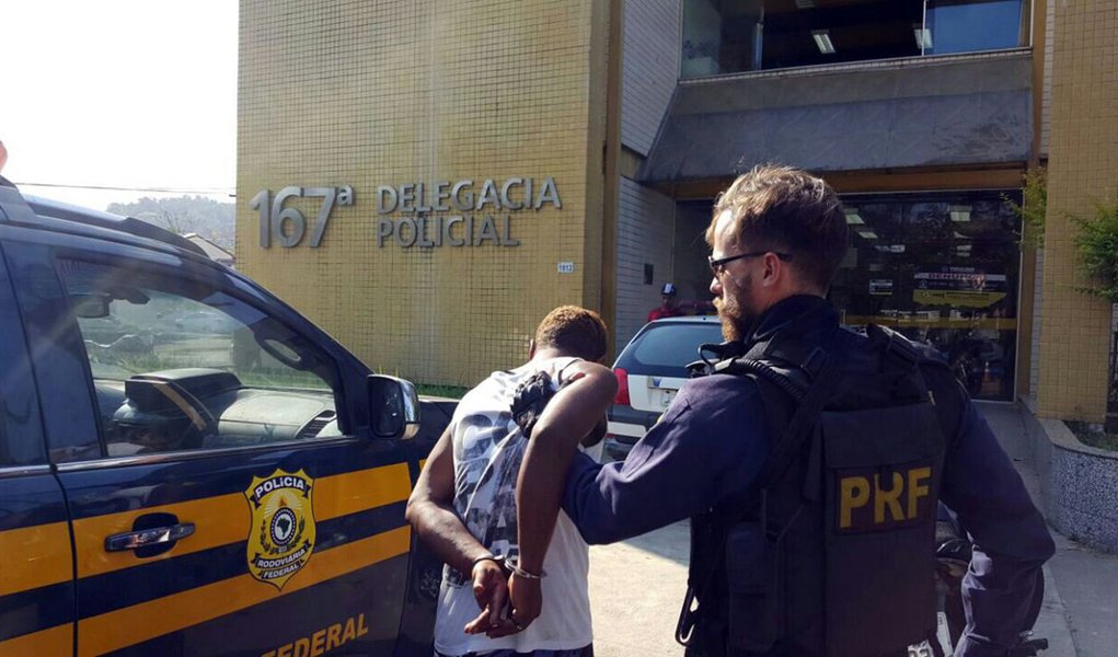 Mais de 10 mil pessoas foram presas pela Polícia Rodoviária Federal (PRF) em 250 dias da Operação Égide, que visa conter a chegada de armas, drogas e contrabando ao país; resultado da fiscalização foi a apreensão de 154,8 toneladas de maconha, 3,52 toneladas de cocaína e crack, 673 armas de fogo além de 119.430 unidades de munição; também foram recuperados 2.224 veículos roubados (Foto: Paulo Emílio) Mais de 10 mil pessoas foram presas pela Polícia Rodoviária Federal (PRF) em 250 dias da Operação Égide, que visa conter a chegada de armas, drogas e contrabando ao país; resultado da fiscalização foi a apreensão de 154,8 toneladas de maconha, 3,52 toneladas de cocaína e crack, 673 armas de fogo além de 119.430 unidades de munição; também foram recuperados 2.224 veículos roubados