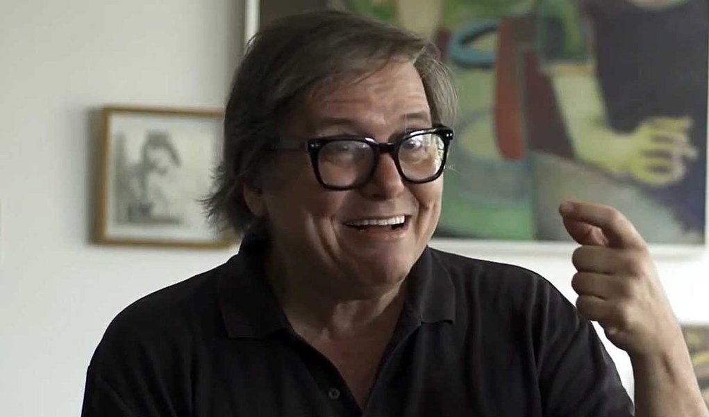 Na quarta entrevista da série Fake News, o jornalista Paulo Moreira Leite, diretor do site 247, diz que a democratização da mídia é a única solução para acabar com as notícias falsas. Para ele, a prática que ganhou popularidade durante as eleições presidenciais dos Estados Unidos, envolvendo notícias ligadas a Donald Trump, já acontece no Brasil muito antes da era digital; "A democratização dos meios de comunicação é o único remédio para você desmontar uma fake news", diz o jornalista (Foto: Leonardo Lucena) Na quarta entrevista da série Fake News, o jornalista Paulo Moreira Leite, diretor do site 247, diz que a democratização da mídia é a única solução para acabar com as notícias falsas. Para ele, a prática que ganhou popularidade durante as eleições presidenciais dos Estados Unidos, envolvendo notícias ligadas a Donald Trump, já acontece no Brasil muito antes da era digital; "A democratização dos meios de comunicação é o único remédio para você desmontar uma fake news", diz o jornalista