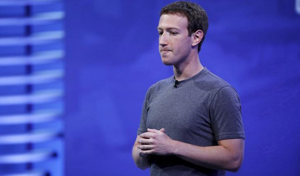 Após anunciar uma mudança brusca em seu algoritmo, o Facebook viu suas ações caírem 4,3% nas negociações pre-market desta sexta-feira (12); essa queda equivale a aproximadamente US$ 23 bilhões a menos em valor de mercado da empresa na bolsa, de US$ 545,6 bilhões para US$ 522,5 bilhões da noite para o dia; a mudança em questão diz respeito à priorização de postagens: cada vez mais, amigos e familiares serão postos à frente de publicações corporativas e notícias (Foto: Leonardo Lucena) Após anunciar uma mudança brusca em seu algoritmo, o Facebook viu suas ações caírem 4,3% nas negociações pre-market desta sexta-feira (12); essa queda equivale a aproximadamente US$ 23 bilhões a menos em valor de mercado da empresa na bolsa, de US$ 545,6 bilhões para US$ 522,5 bilhões da noite para o dia; a mudança em questão diz respeito à priorização de postagens: cada vez mais, amigos e familiares serão postos à frente de publicações corporativas e notícias