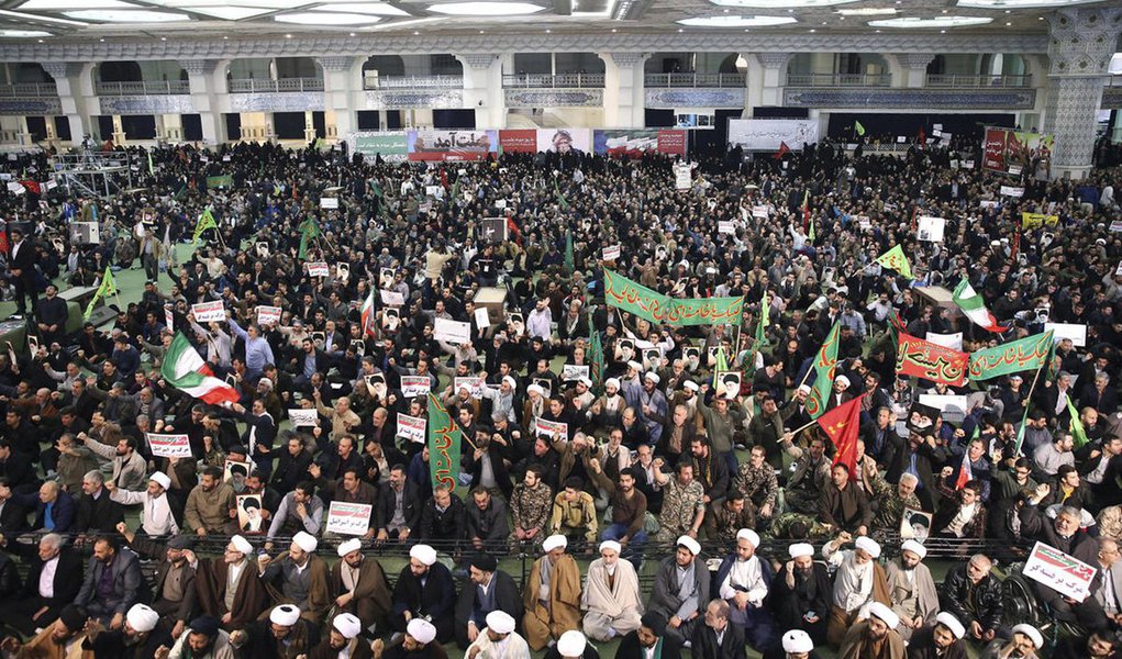 Manifestação anual pró-governo foi realizada neste sábado no Irã para comemorar o fim dos distúrbios que sacudiram o país em 2009, disse a mídia estatal, um dia depois de protestos contra os preços altos terem ocorrido em algumas cidades; polícia dispersou manifestantes anti-governo na cidade de Kermanshah, enquanto protestos se espalhavam por Teerã e outras cidades, na maior onda de atos desde os movimentos pró-reformas de 2009 (Foto: Paulo Emílio) Manifestação anual pró-governo foi realizada neste sábado no Irã para comemorar o fim dos distúrbios que sacudiram o país em 2009, disse a mídia estatal, um dia depois de protestos contra os preços altos terem ocorrido em algumas cidades; polícia dispersou manifestantes anti-governo na cidade de Kermanshah, enquanto protestos se espalhavam por Teerã e outras cidades, na maior onda de atos desde os movimentos pró-reformas de 2009