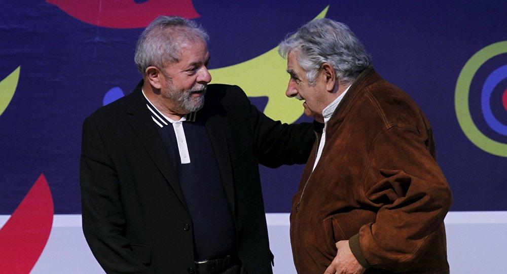 O ex-presidente e atual senador uruguaio, José "Pepe" Mujica, conversou com Sputnik Mundo sobre vários assuntos centrais da agenda latino-americana; entre os temas principais Mujica fez referência à comparência do ex-presidente Lula da Silva perante a justiça de seu país; "No fundo da questão, além do jurídico, o que está em jogo é parar o projeto que trata de reduzir as distâncias que existem nas desigualdades sociais desse país continental que é o Brasil, um dos mais injustos da Terra", afirmou (Foto: Aquiles Lins) O ex-presidente e atual senador uruguaio, José "Pepe" Mujica, conversou com Sputnik Mundo sobre vários assuntos centrais da agenda latino-americana; entre os temas principais Mujica fez referência à comparência do ex-presidente Lula da Silva perante a justiça de seu país; "No fundo da questão, além do jurídico, o que está em jogo é parar o projeto que trata de reduzir as distâncias que existem nas desigualdades sociais desse país continental que é o Brasil, um dos mais injustos da Terra", afirmou