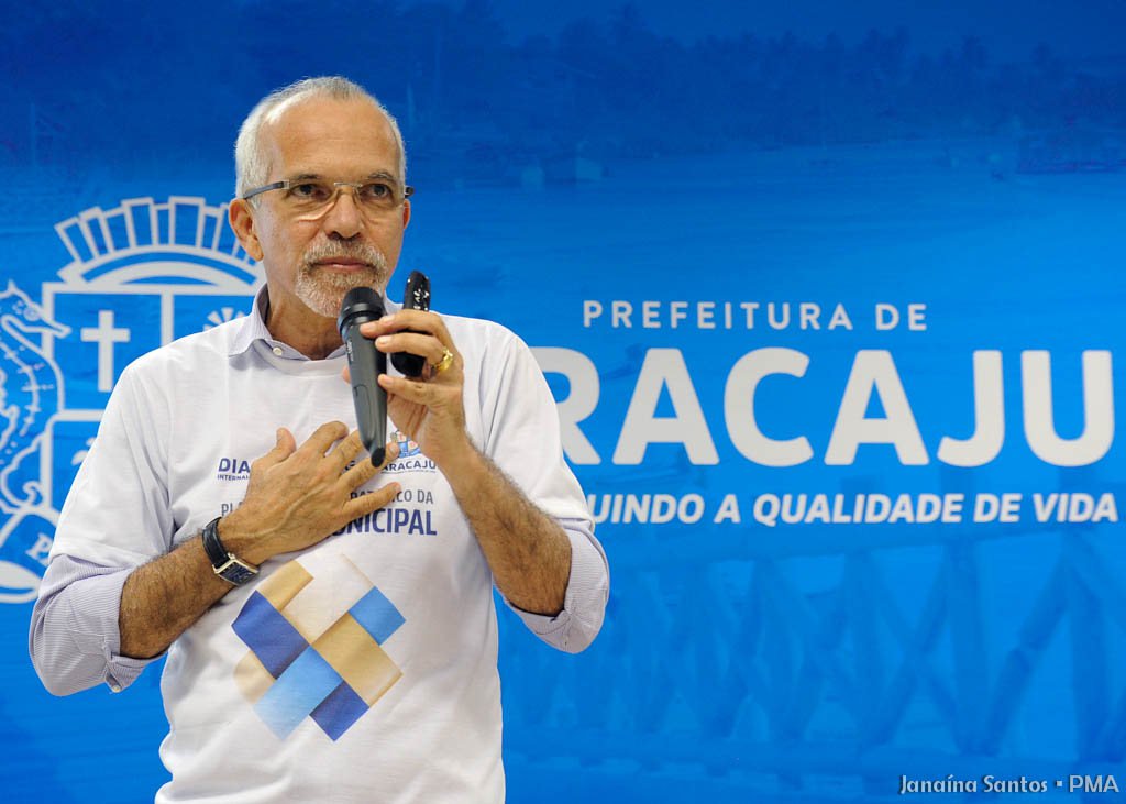 Em transmissão feita pelas redes sociais, o prefeito de Aracaju, Edvaldo Nogueira (PCdoB) comemorou a conclusão do pagamento da 15ª folha salarial, em sua gestão, no prazo de um ano; "Ao longo deste um ano, além de honrar com todos os vencimentos salariais, ainda quitamos os salários atrasados”, destacou o prefeito (Foto: Charles Nisz) Em transmissão feita pelas redes sociais, o prefeito de Aracaju, Edvaldo Nogueira (PCdoB) comemorou a conclusão do pagamento da 15ª folha salarial, em sua gestão, no prazo de um ano; "Ao longo deste um ano, além de honrar com todos os vencimentos salariais, ainda quitamos os salários atrasados”, destacou o prefeito