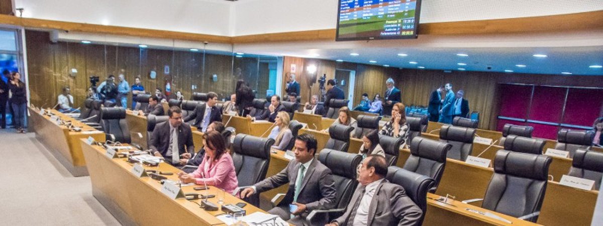 Por iniciativa dos deputados maranhenses, na edição de quinta-feira (22), a Assembleia Legislativa publicou decreto legislativo baixado pela Mesa Diretora, extinguindo o auxílio-moradia que os parlamentares tinham direito desde o final de 2014; valendo desde a sua data de publicação, o decreto extingue o benefício, cujo valor era de R$ 2.850 (Foto: Charles Nisz) Por iniciativa dos deputados maranhenses, na edição de quinta-feira (22), a Assembleia Legislativa publicou decreto legislativo baixado pela Mesa Diretora, extinguindo o auxílio-moradia que os parlamentares tinham direito desde o final de 2014; valendo desde a sua data de publicação, o decreto extingue o benefício, cujo valor era de R$ 2.850