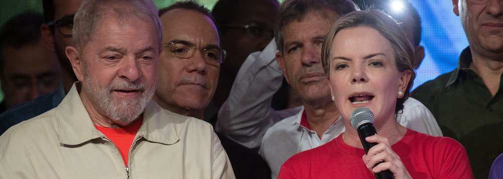 "Vocês acham que os golpistas iam fazer tudo isso para chegar em outubro e deixar Lula ganhar? Não! Só a população na rua pode evitar que Lula fique fora injustamente", escreveu a A a presidente nacional do PT, Gleisi Hoffmann, em sua conta no Twitter; "No ano passado só dois processos semelhantes ao de Lula foram julgados em menos de 150 dias"; "SÓ 2! Eles nem disfarçam a perseguição a Lula..." (Foto: Leonardo Lucena) "Vocês acham que os golpistas iam fazer tudo isso para chegar em outubro e deixar Lula ganhar? Não! Só a população na rua pode evitar que Lula fique fora injustamente", escreveu a A a presidente nacional do PT, Gleisi Hoffmann, em sua conta no Twitter; "No ano passado só dois processos semelhantes ao de Lula foram julgados em menos de 150 dias"; "SÓ 2! Eles nem disfarçam a perseguição a Lula..."