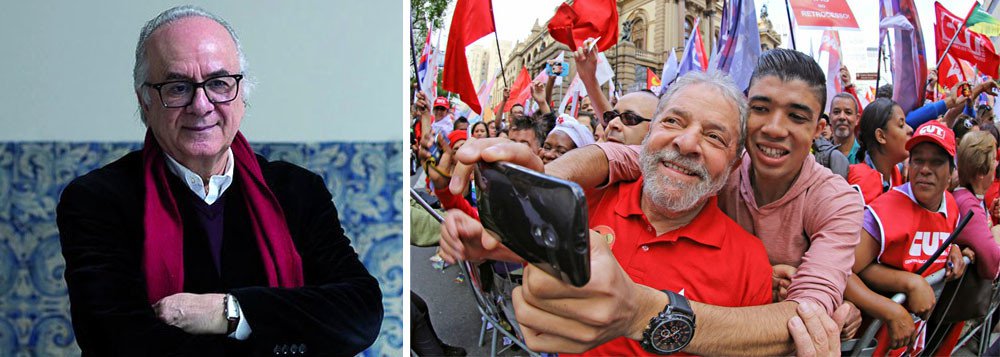 Em mensagem aos democratas brasileiros, o sociólogo português Boaventura de Sousa Santos alerta que "a democracia brasileira está em perigo, e só as forças políticas de esquerda e de centro-esquerda a podem salvar"; para o intelectual, "o patrimônio simbólico e histórico de Lula saiu intacto das mãos dos justiceiros de Curitiba & Co. É um patrimônio a preservar para o futuro. Seria um erro desperdiçá-lo, instrumentalizando-o para indicar novos candidatos"; "A unidade das forças de esquerda deve ser pragmática, mas feita com princípios e compromissos detalhados", defende; ele avalia também que, "da perspectiva das forças conservadoras e do imperialismo norte-americano", a vitória do movimento popular gerado pelas candidaturas de Lula foi "algo inaceitável" (Foto: Gisele Federicce) Em mensagem aos democratas brasileiros, o sociólogo português Boaventura de Sousa Santos alerta que "a democracia brasileira está em perigo, e só as forças políticas de esquerda e de centro-esquerda a podem salvar"; para o intelectual, "o patrimônio simbólico e histórico de Lula saiu intacto das mãos dos justiceiros de Curitiba & Co. É um patrimônio a preservar para o futuro. Seria um erro desperdiçá-lo, instrumentalizando-o para indicar novos candidatos"; "A unidade das forças de esquerda deve ser pragmática, mas feita com princípios e compromissos detalhados", defende; ele avalia também que, "da perspectiva das forças conservadoras e do imperialismo norte-americano", a vitória do movimento popular gerado pelas candidaturas de Lula foi "algo inaceitável"