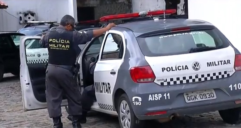 Com a greve dos policiais militares, de braços cruzados há 10 dias, o número de assassinatos violentas aumentou mais de 50% no período; de acordo com a Secretaria de Segurança Pública e Defesa Social, entre 19 e 27 de dezembro foram 450 casos de roubos, arrombamentos e furtos; a violência também atinge o setor do turismo, que já começou a receber pedidos de cancelamentos de pacotes para o Réveillon (Foto: Leonardo Lucena) Com a greve dos policiais militares, de braços cruzados há 10 dias, o número de assassinatos violentas aumentou mais de 50% no período; de acordo com a Secretaria de Segurança Pública e Defesa Social, entre 19 e 27 de dezembro foram 450 casos de roubos, arrombamentos e furtos; a violência também atinge o setor do turismo, que já começou a receber pedidos de cancelamentos de pacotes para o Réveillon