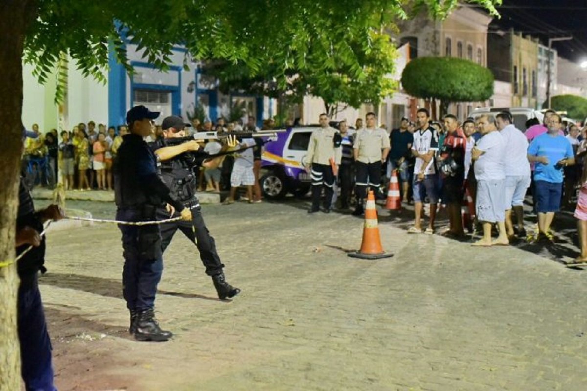 Na sessão de hoje (21), na Assembleia Legislativa, vários parlamentares se solidarizaram com os professores do município de Icé, vítimas de atos de violência policial na noite dessa segunda-feira, 19, quando protestavam, em frente à Câmara Municipal, contra o corte de salários, proposto por um um decreto da prefeita da cidade, Laís Nunes (PDT). Ontem, a presidente da Federação dos Trabalhadores no Serviço Público Municipal do Estado do Ceará (Fetamce), Enedina Soares, prestou depoimento na Comissão de Direitos Humanos da Assembleia Legislativa do Ceará (ALCE) denunciando o acontecido. O fato também foi duramente repudiado por diversas organizações do movimento social e sindical que assinaram uma nota conjunta denunciando a agressão (Foto: Fatima 247) Na sessão de hoje (21), na Assembleia Legislativa, vários parlamentares se solidarizaram com os professores do município de Icé, vítimas de atos de violência policial na noite dessa segunda-feira, 19, quando protestavam, em frente à Câmara Municipal, contra o corte de salários, proposto por um um decreto da prefeita da cidade, Laís Nunes (PDT). Ontem, a presidente da Federação dos Trabalhadores no Serviço Público Municipal do Estado do Ceará (Fetamce), Enedina Soares, prestou depoimento na Comissão de Direitos Humanos da Assembleia Legislativa do Ceará (ALCE) denunciando o acontecido. O fato também foi duramente repudiado por diversas organizações do movimento social e sindical que assinaram uma nota conjunta denunciando a agressão
