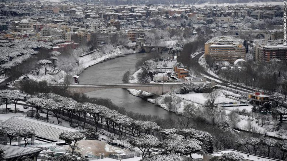 Uma intensa nevasca cai desde a madrugada desta segunda-feira (26) em Roma e já deixou acúmulo de vários centímetros de neve, que estão provocando problemas na circulação de veículos; os colégios permanecem fechados devido à chegada de uma onda de frio siberiano, que recebeu o nome de Burian; no norte da Itália, a temperatura chegou a 20 graus negativos; não nevava com essa intensidade em Roma desde 2012 (Foto: Charles Nisz) Uma intensa nevasca cai desde a madrugada desta segunda-feira (26) em Roma e já deixou acúmulo de vários centímetros de neve, que estão provocando problemas na circulação de veículos; os colégios permanecem fechados devido à chegada de uma onda de frio siberiano, que recebeu o nome de Burian; no norte da Itália, a temperatura chegou a 20 graus negativos; não nevava com essa intensidade em Roma desde 2012
