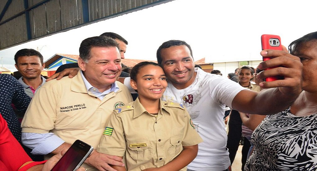 Uma escola nova, ampliada, e com uma inovadora proposta de ensino; o governador Marconi Perillo e o vice-governador Zé Eliton inauguram, na manhã deste domingo, no Setor Triunfo I, em Goianira, o Colégio Estadual Militar José Silva Oliveira; a nova escola era um sonho da população local, em função dos bons índices de avaliação das unidades militares de ensino do Estado; a unidade, que vai funcionar em três turnos com 1.500 alunos, é o 42º colégio militar do Governo de Goiás (Foto: José Barbacena) Uma escola nova, ampliada, e com uma inovadora proposta de ensino; o governador Marconi Perillo e o vice-governador Zé Eliton inauguram, na manhã deste domingo, no Setor Triunfo I, em Goianira, o Colégio Estadual Militar José Silva Oliveira; a nova escola era um sonho da população local, em função dos bons índices de avaliação das unidades militares de ensino do Estado; a unidade, que vai funcionar em três turnos com 1.500 alunos, é o 42º colégio militar do Governo de Goiás