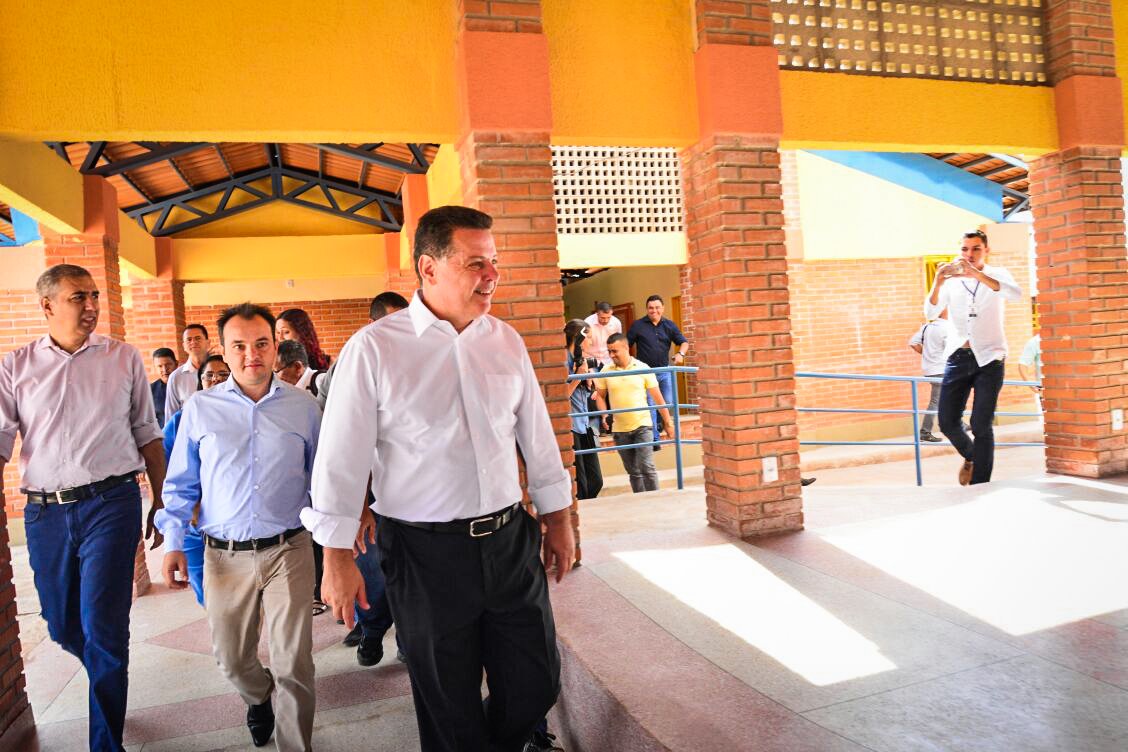 O rush de inaugurações de obras pelo governador Marconi Perillo segue até o dia 6 de abril, sob o comando dele, com 119 obras contabilizadas, cujos investimentos somam R$ 4.411.895.250,85 (recursos do programa Goiás na Frente, e oriundos da privatização da Celg); na agenda há inaugurações todos os dias, de segunda-feira a sábado, durante as dez semanas estabelecidas no cronograma; maratona de inaugurações, que teve início no dia 15 de janeiro, contemplará, ao todo, 68 cidades (Foto: José Barbacena) O rush de inaugurações de obras pelo governador Marconi Perillo segue até o dia 6 de abril, sob o comando dele, com 119 obras contabilizadas, cujos investimentos somam R$ 4.411.895.250,85 (recursos do programa Goiás na Frente, e oriundos da privatização da Celg); na agenda há inaugurações todos os dias, de segunda-feira a sábado, durante as dez semanas estabelecidas no cronograma; maratona de inaugurações, que teve início no dia 15 de janeiro, contemplará, ao todo, 68 cidades
