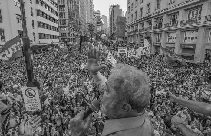 A manutenção da condenação de Lula, decidida nesta quarta-feira pelo TRF-4 agrava ainda mais a crise política no país, aumenta as incertezas quanto ao futuro e dá mais argumentos à tese de perseguição política ao PT e ao ex-Presidente (Foto: Luiz Henrique Dias) A manutenção da condenação de Lula, decidida nesta quarta-feira pelo TRF-4 agrava ainda mais a crise política no país, aumenta as incertezas quanto ao futuro e dá mais argumentos à tese de perseguição política ao PT e ao ex-Presidente