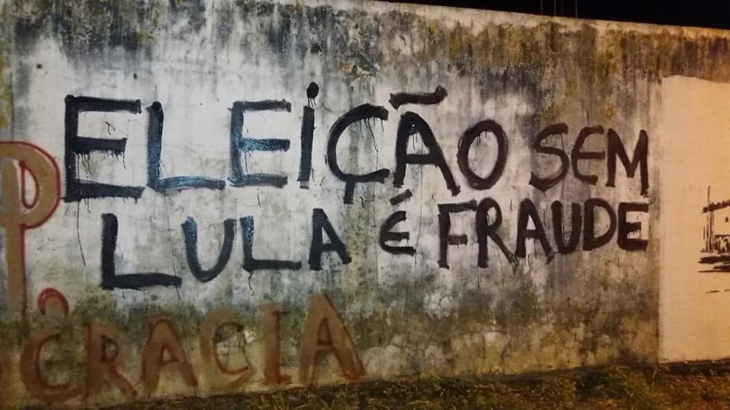 A Polícia Militar de Parintins (AM) prendeu quatro militantes da Juventude Revolução – um deles menor de idade – porque picharam "Eleição sem Lula é fraude" em muros de terrenos baldios da cidade; eles foram levados à Terceira Delegacia de Polícia de Parintins por dez policiais armados e passaram a noite presos (Foto: Leonardo Lucena) A Polícia Militar de Parintins (AM) prendeu quatro militantes da Juventude Revolução – um deles menor de idade – porque picharam "Eleição sem Lula é fraude" em muros de terrenos baldios da cidade; eles foram levados à Terceira Delegacia de Polícia de Parintins por dez policiais armados e passaram a noite presos