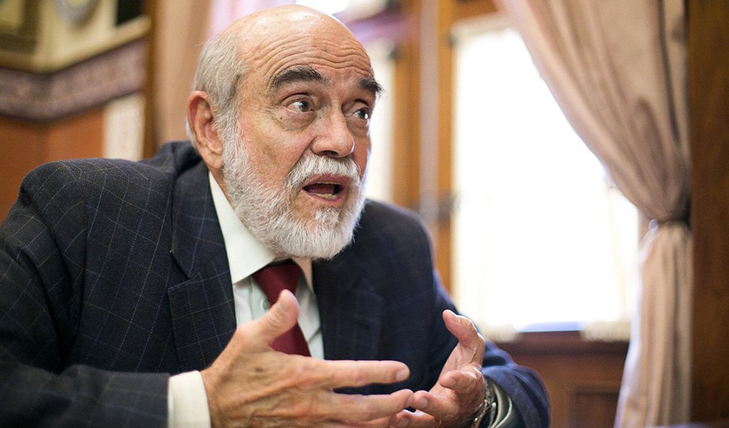 Para o advogado Marcelo Lavenère, o julgamento de Lula é "a continuidade do golpe" que apeou Dilma Rousseff do poder, a "confirmação de um projeto de país sem lei, entregue à rapinagem"; na sua avaliação, o processo contra o petista é "ilegítimo" desde o princípio. De Porto Alegre, onde acompanha tudo de perto, ele analisou que o Judiciário terminará o dia 24 ainda mais desacreditado: "A palavra fraude vai ficar como tatuagem na biografia de todos os que participaram dessa conspiração" (Foto: Romulo Faro) Para o advogado Marcelo Lavenère, o julgamento de Lula é "a continuidade do golpe" que apeou Dilma Rousseff do poder, a "confirmação de um projeto de país sem lei, entregue à rapinagem"; na sua avaliação, o processo contra o petista é "ilegítimo" desde o princípio. De Porto Alegre, onde acompanha tudo de perto, ele analisou que o Judiciário terminará o dia 24 ainda mais desacreditado: "A palavra fraude vai ficar como tatuagem na biografia de todos os que participaram dessa conspiração"