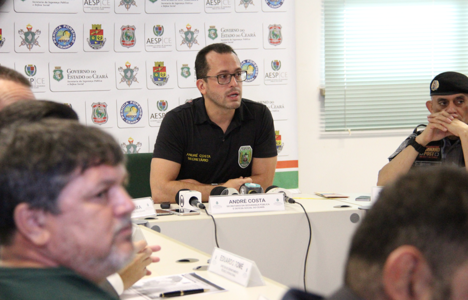 De sexta-feira (9) à quarta-feira (14), 5.953 agentes estarão espalhados por todo o Estado para garantir a segurança dos foliões durante o Carnaval. É um aumento de 89,5% em relação ao efetivo que atuou no ano passado. “Essa é a maior operação da segurança pública do Ceará tanto em termos de efetivo, em recursos empregados, como também em abrangência territorial”, comentou o secretário da Segurança Pública e Defesa Social (SSPDS), André Costa (Foto: Rodrigo Rocha) De sexta-feira (9) à quarta-feira (14), 5.953 agentes estarão espalhados por todo o Estado para garantir a segurança dos foliões durante o Carnaval. É um aumento de 89,5% em relação ao efetivo que atuou no ano passado. “Essa é a maior operação da segurança pública do Ceará tanto em termos de efetivo, em recursos empregados, como também em abrangência territorial”, comentou o secretário da Segurança Pública e Defesa Social (SSPDS), André Costa