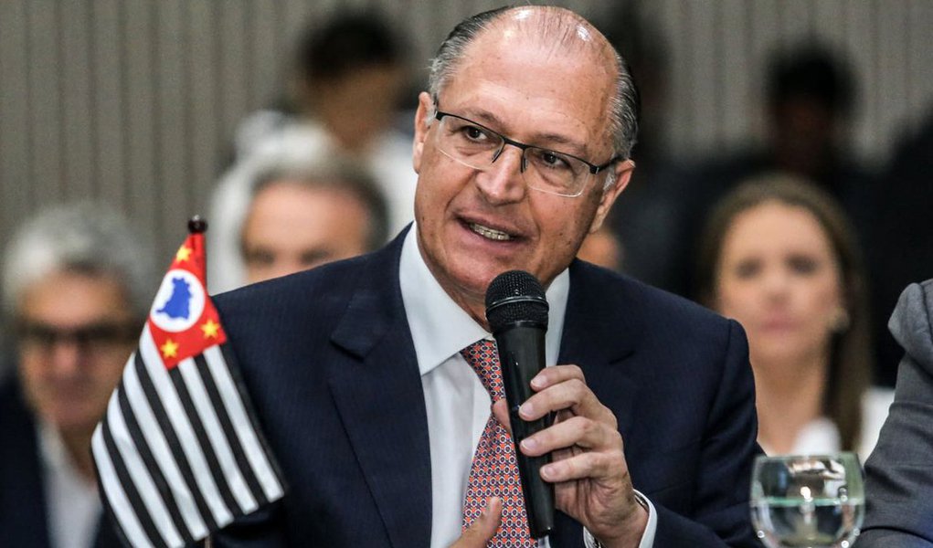 O governador de São Paulo, Geraldo Alckmin (PSDB), disse nesta terça-feira em entrevista à rádio Bandeirantes que "o Brasil não precisa de um showman e sim de alguém que resolva os problemas", numa possível referência a João Doria; questionado sobre a possível candidatura do ex-presidente Lula, afirmou: "só tenho uma coisa a dizer com políticos cujo patrimônio cresce enquanto exerce cargo: ladrão" (Foto: Romulo Faro) O governador de São Paulo, Geraldo Alckmin (PSDB), disse nesta terça-feira em entrevista à rádio Bandeirantes que "o Brasil não precisa de um showman e sim de alguém que resolva os problemas", numa possível referência a João Doria; questionado sobre a possível candidatura do ex-presidente Lula, afirmou: "só tenho uma coisa a dizer com políticos cujo patrimônio cresce enquanto exerce cargo: ladrão"