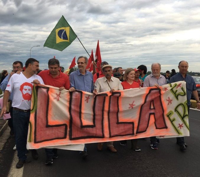 Centenas de manifestantes de movimentos sociais, em defesa da democracia e do direito do ex-presidente Lula ser candidato nas eleições deste ano, estão marchando desde a manhã desta segunda-feira (22) nas ruas de Porto Alegre; após concentração no antigo posto do ICMS na BR-290, eles passaram em cima da ponte do Guaíba, entraram na Avenida da Legalidade e caminham em direção do Anfiteatro do Pôr do Sol, onde foi montado o Acampamento da Democracia (Foto: Charles Nisz) Centenas de manifestantes de movimentos sociais, em defesa da democracia e do direito do ex-presidente Lula ser candidato nas eleições deste ano, estão marchando desde a manhã desta segunda-feira (22) nas ruas de Porto Alegre; após concentração no antigo posto do ICMS na BR-290, eles passaram em cima da ponte do Guaíba, entraram na Avenida da Legalidade e caminham em direção do Anfiteatro do Pôr do Sol, onde foi montado o Acampamento da Democracia
