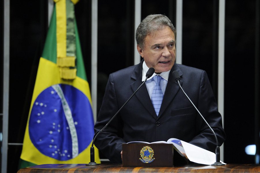 Pré-candidato à presidência da República pelo Podemos, o senador Alvaro Dias (PR), ex-PSDB e ex-PV, criticou o governo pela alta taxa de juros no País; "Banco Central corta a taxa básica de juros da economia e o governo faz festa, mas a realidade do sistema financeiro é completamente diferente", disse ele (Foto: Leonardo Lucena) Pré-candidato à presidência da República pelo Podemos, o senador Alvaro Dias (PR), ex-PSDB e ex-PV, criticou o governo pela alta taxa de juros no País; "Banco Central corta a taxa básica de juros da economia e o governo faz festa, mas a realidade do sistema financeiro é completamente diferente", disse ele